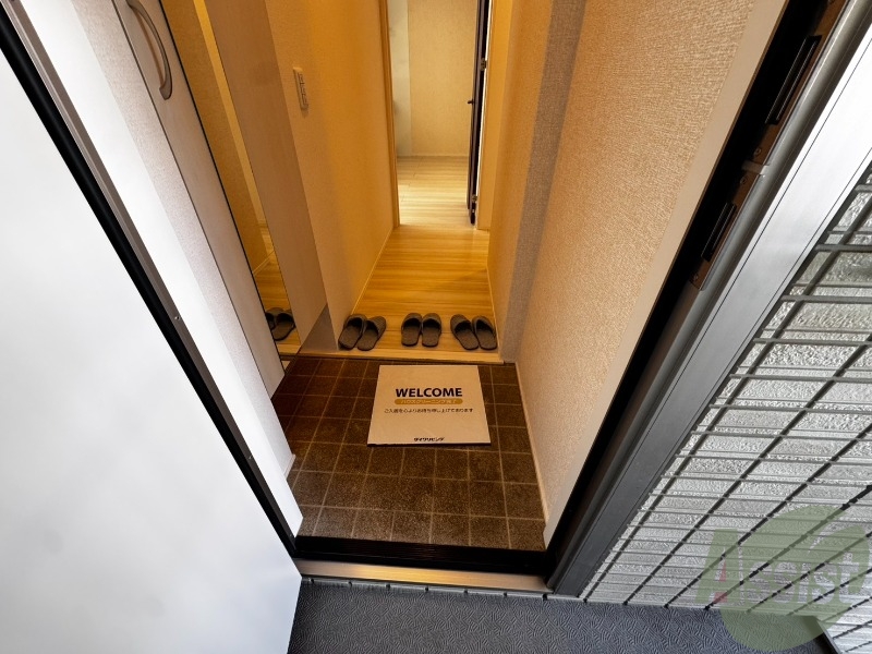 玄関　こちらは玄関になります。扉を開けるととても明るいですね。