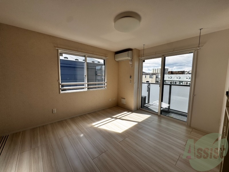 居室・リビング　こちらはリビングです。日差しが差し込んでいて明るいです。