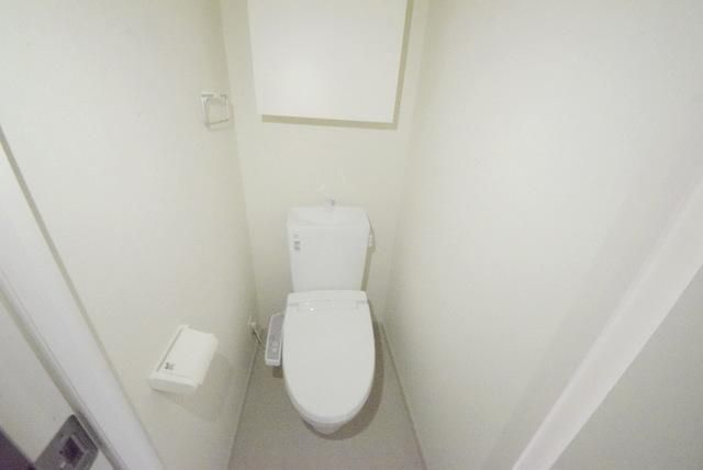 トイレ　収納・ウォシュレット付き