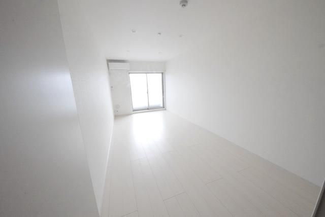 居室・リビング　白を基調とした明るい洋室