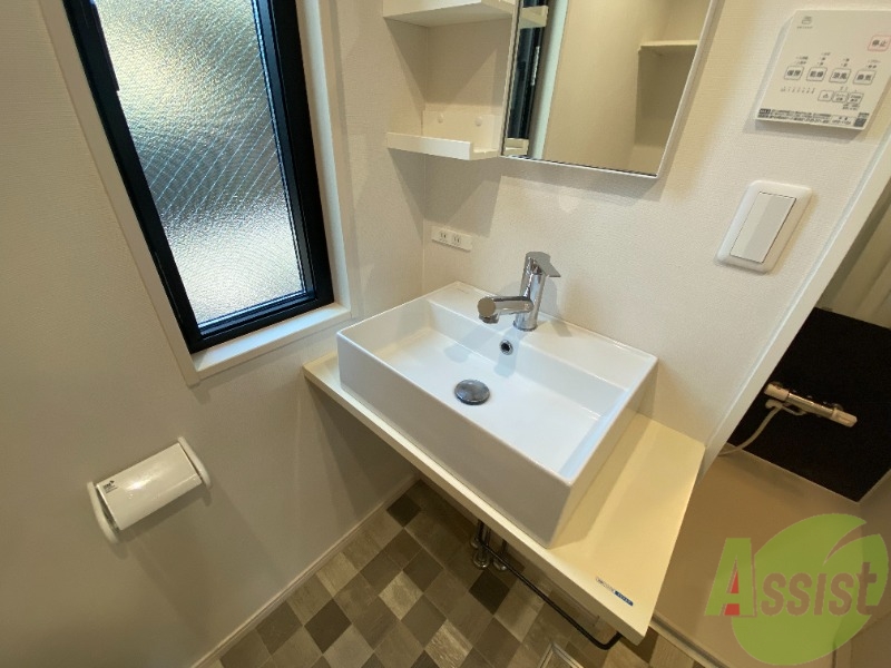 洗面設備　洗面台はシンプルなつくりで手入れがしやすそうですね。