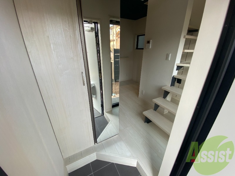 玄関　玄関から撮影しました。明るい印象ですね。