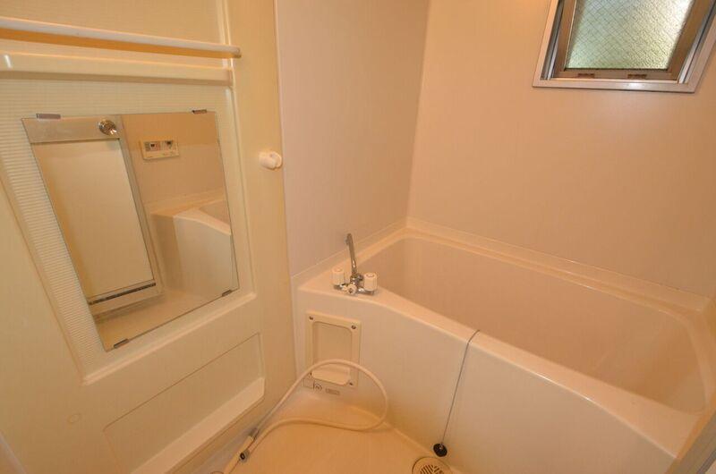 バス・シャワールーム　浴室内に窓があり換気も楽々♪