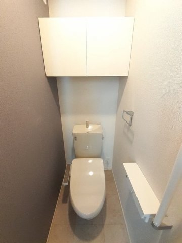 トイレ　落ち着いた色調のトイレです