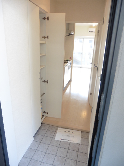 玄関　※写真は他号室です