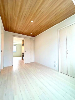 その他部屋・スペース　落ち着いた色調の寝室です