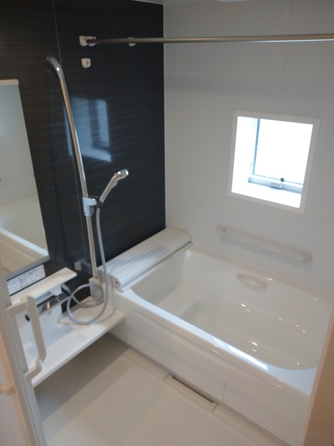 バス・シャワールーム　追焚・乾燥機能付きのバスルーム／緊急通報スイッチ付き