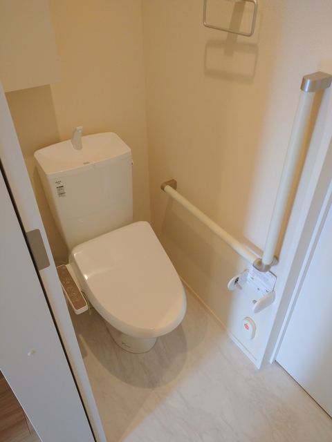 トイレ　洗浄暖房便座付きのトイレ／緊急通報スイッチ付き