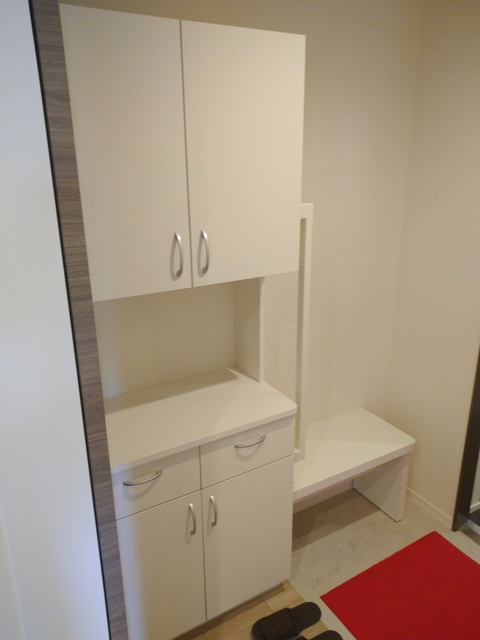 玄関　玄関：靴の脱ぎ履きに便利なベンチ付き