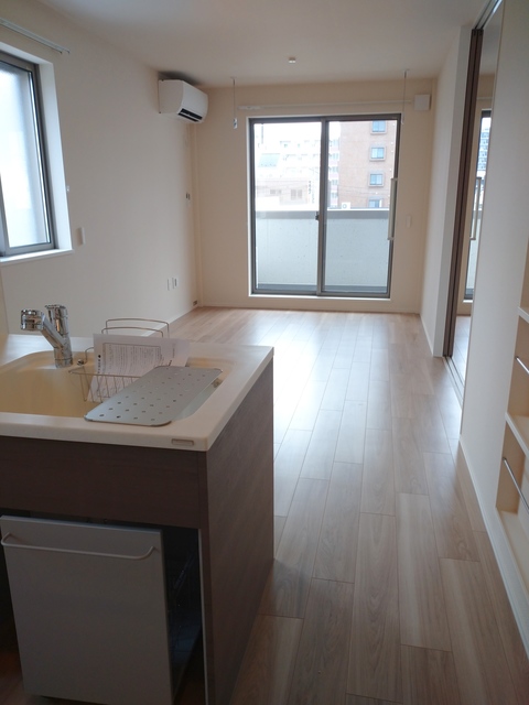 居室・リビング　開放感のあるリビング／角部屋２面採光