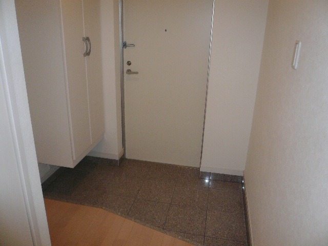 玄関　写真は3階のものです。