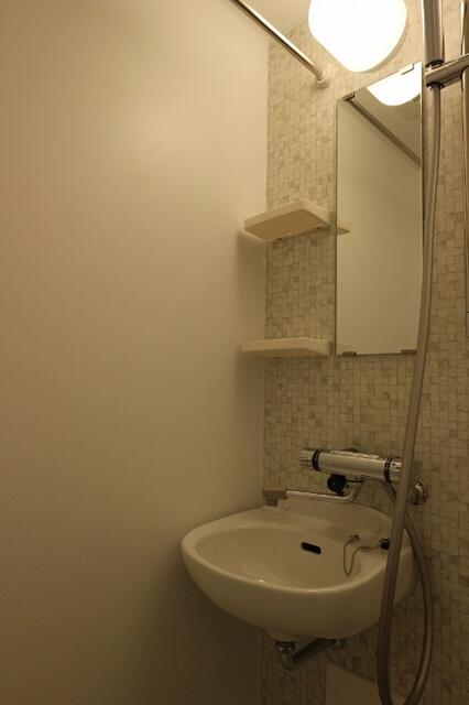 バス・シャワールーム　洗面付きのシャワールーム