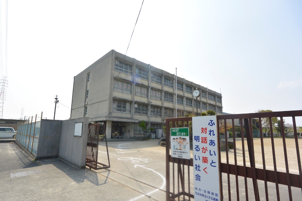 中学校　枚方市立渚西中学校（中学校）まで1304m