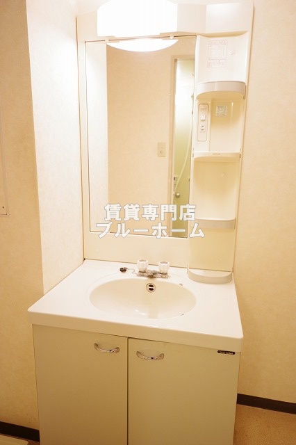 洗面設備　洗面所も収納豊富！