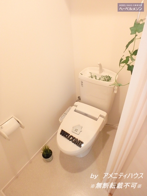 トイレ　●温水洗浄暖房便座付きの快適なトイレスペース。