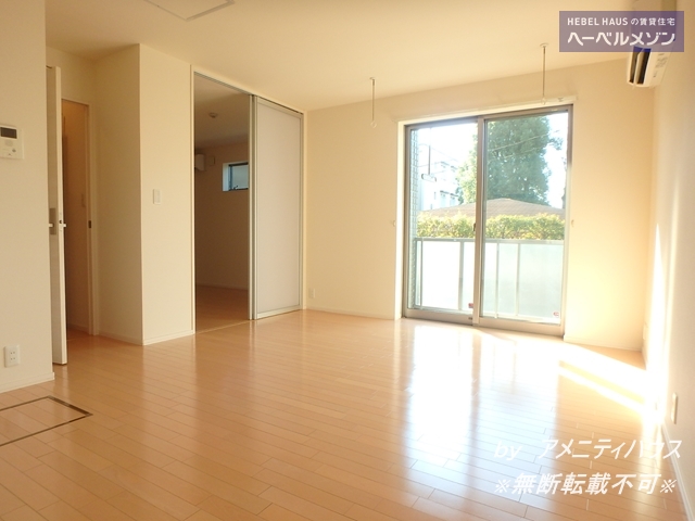 居室・リビング　●日差しが心地よいリビングスペース。