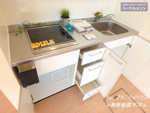 キッチン　●お手入れラクラクのＩＨクッキングヒーター。