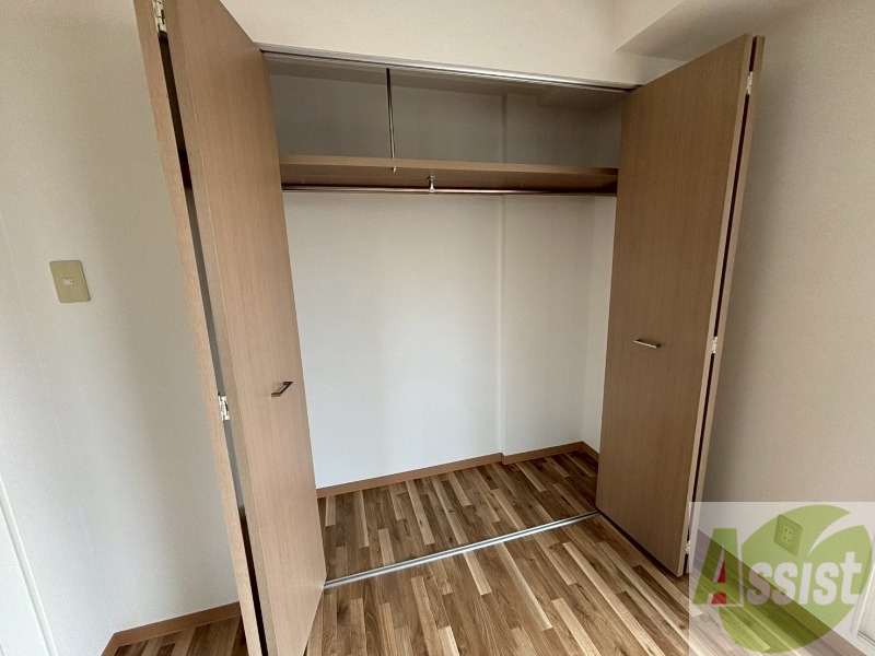 収納　こちらの収納にはハンガーをかけて服もしまえますね。