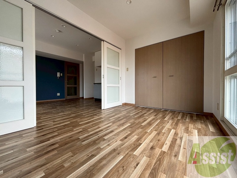 その他部屋・スペース　洋室は白いクロスにブラウンの建具が映えますね～