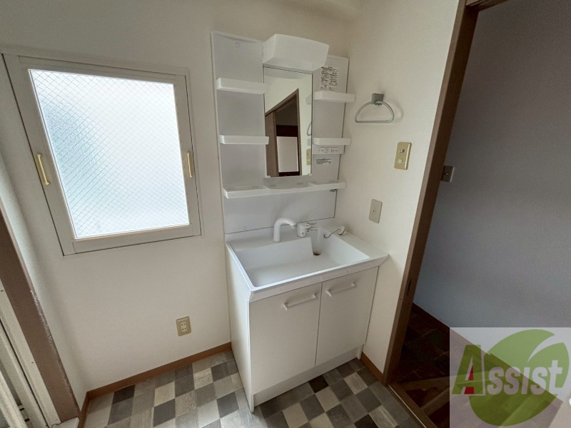 洗面設備　シャンプードレッサー。身支度はここでばっちりですね。