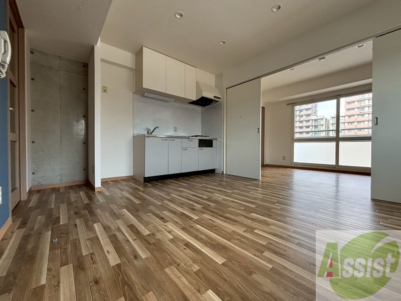 居室・リビング　リビングです。木目のフローリングが落ち着きますね。