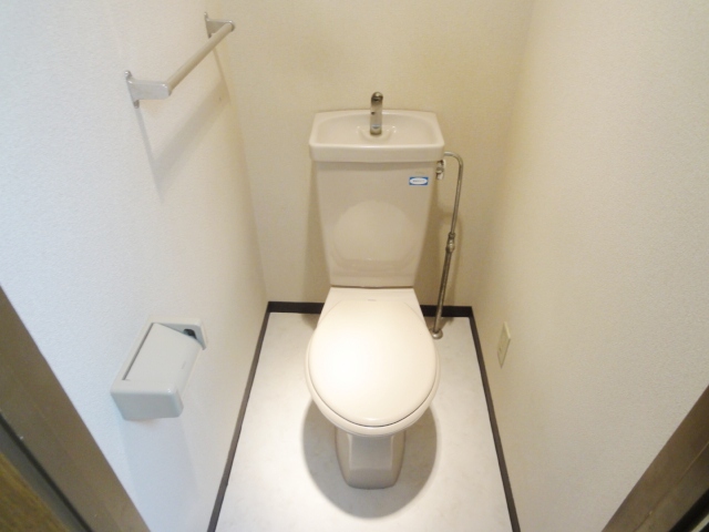 トイレ　別号室の写真です（反転）