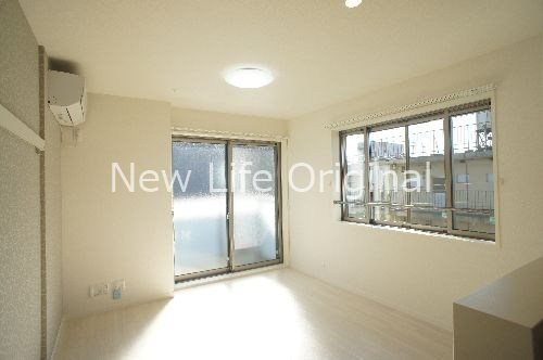 居室・リビング　ミディアムウッドの高級感あふれる建具が満ち足りた住空間を演出
