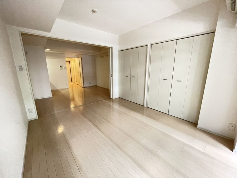 その他部屋・スペース　落ち着いた色調の寝室です