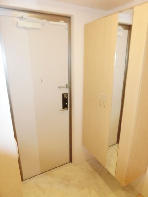 玄関　鏡付きで身だしなみバッチリ