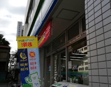 コンビニ　ファミリーマート横浜戸部中央店（コンビニ）まで214m