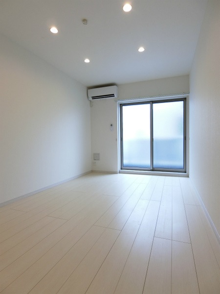 居室・リビング　落ち着いた色合いの床材を使用した居住空間です。