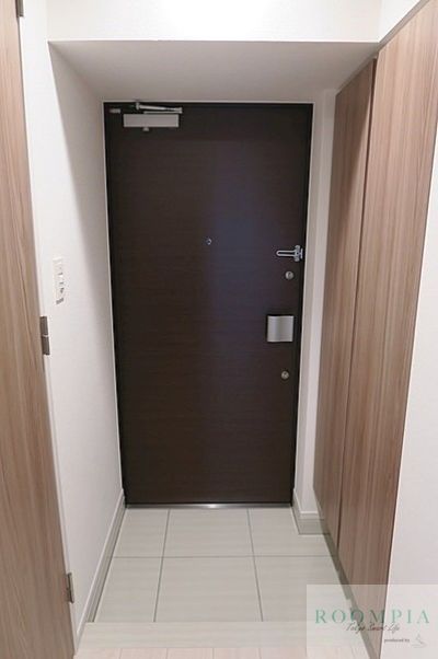 玄関　未完成のため、シリーズマンションの参考写真です。