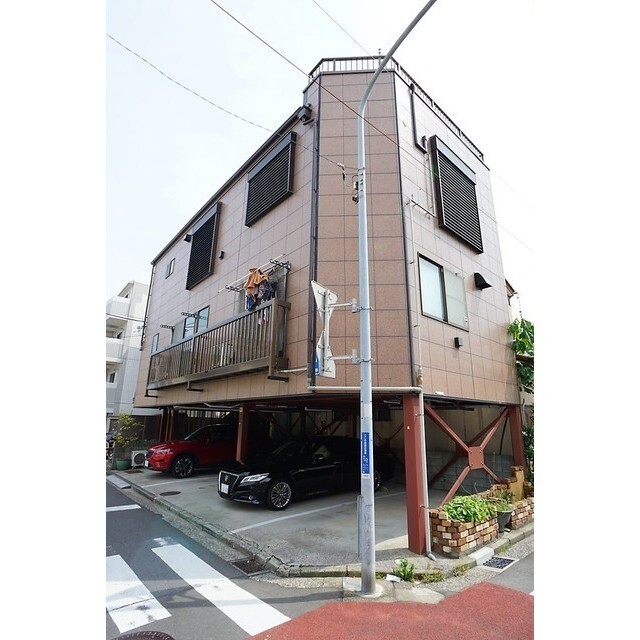 建物外観　角地、１Ｆ駐車場
