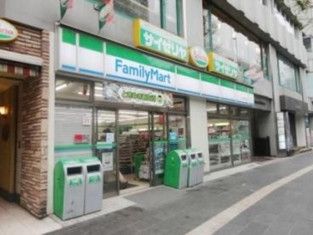 コンビニ　ファミリーマート（コンビニ）まで430m