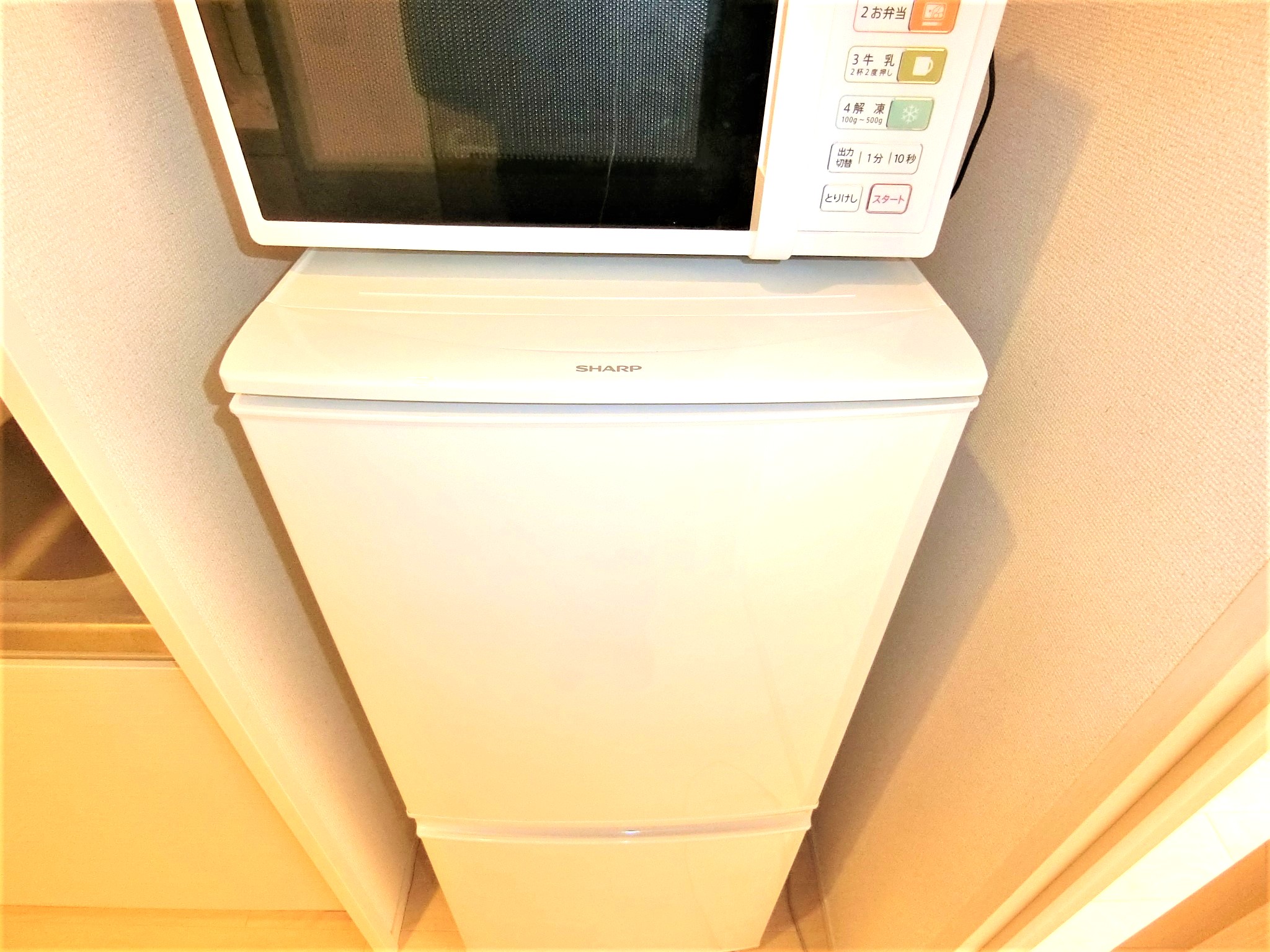 省エネ性能ラベル　キッチンに2ドア冷蔵庫と電子レンジを完備です☆