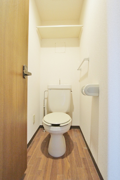 トイレ　トイレ収納棚付き