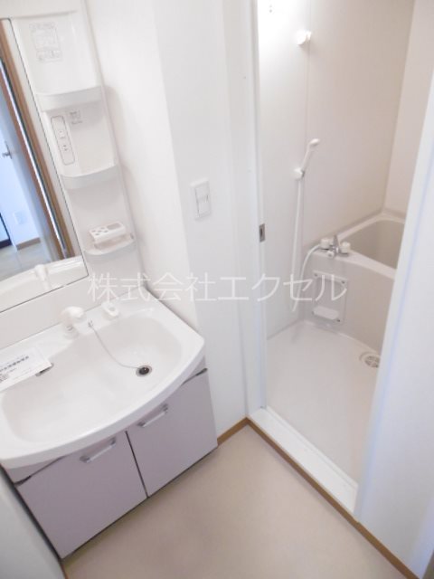 洗面設備　朝に便利な独立洗面台♪