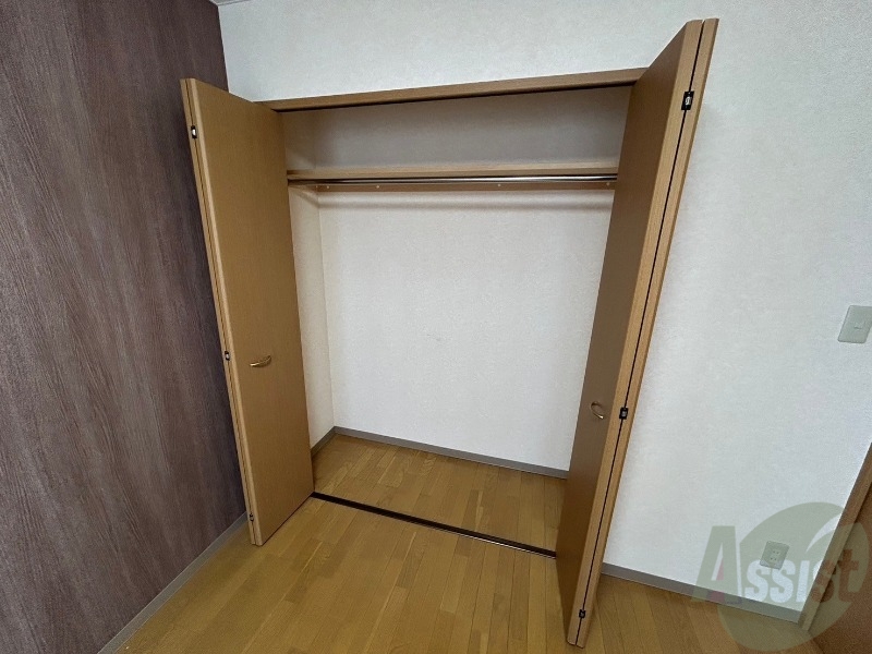 収納　クローゼットを開けてみました。奥行きがありますね。