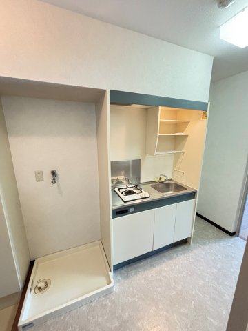 キッチン　都市ガスの１口ガスコンロ付きのキッチンと冷蔵庫置き場です♪
