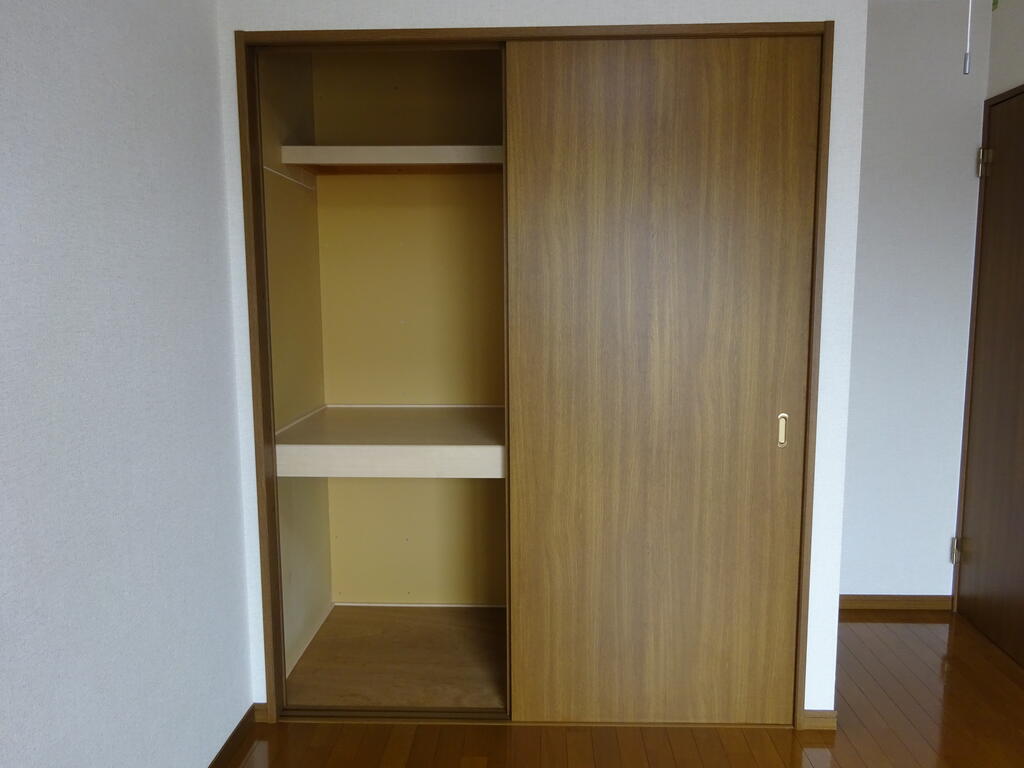 収納　洋室６帖収納　収納力のある押し入れです