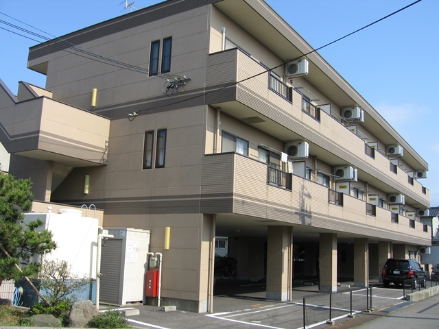 建物外観　鉄骨造３階建てのマンションです