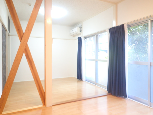 居室・リビング　窓を開けるととても明るいお部屋です☆