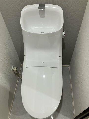 トイレ　落ち着いた色調のトイレです