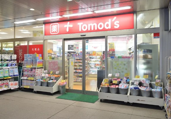 ドラックストア　トモズ白金プラザ店（ドラッグストア）まで476m