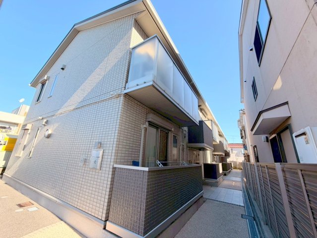 建物外観　閑静な住宅地にある、落ちついた色合いのキレイな建物です。
