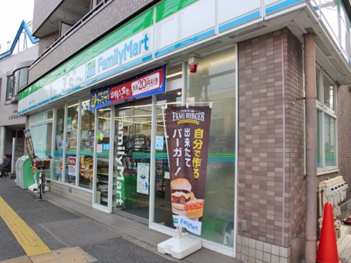 コンビニ　ファミリーマート 上中里三丁目店（コンビニ）まで215m