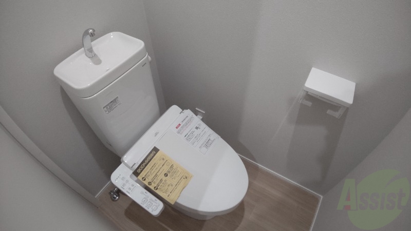トイレ　温水洗浄便座なので快適に使用できそうですね。