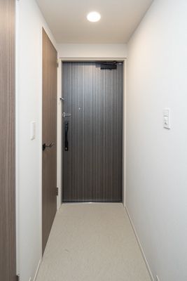 玄関　■モニタ付インターホン付き玄関■シューズクローゼット
