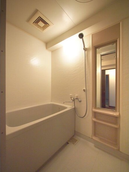 バス・シャワールーム　※写真は同じマンションの違う部屋のものになります。