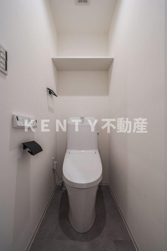 トイレ　落ち着いた色調のトイレです